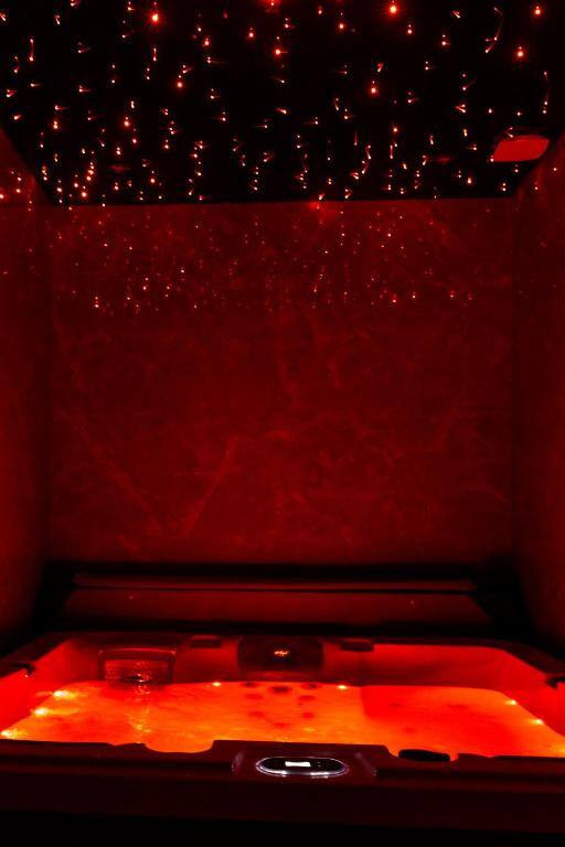 Jacuzzi romantique rouge